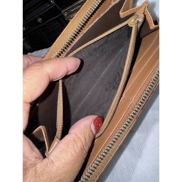 Gucci Beige Brown Logo Zip-Around Wallet - Picture 10 of 12